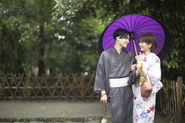 和傘をさすカップル